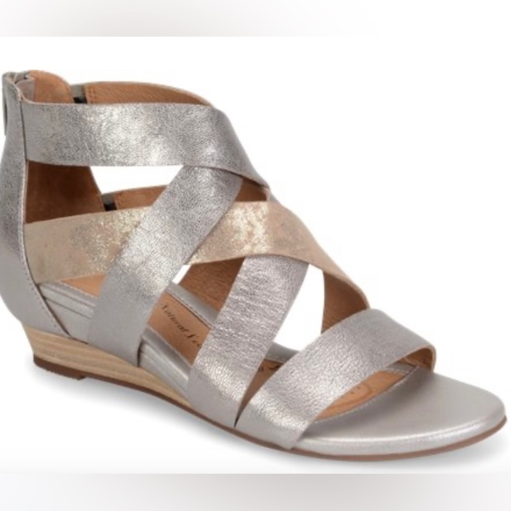 Sofft SO COMFORTABLE wedge heel sandals. Size 9